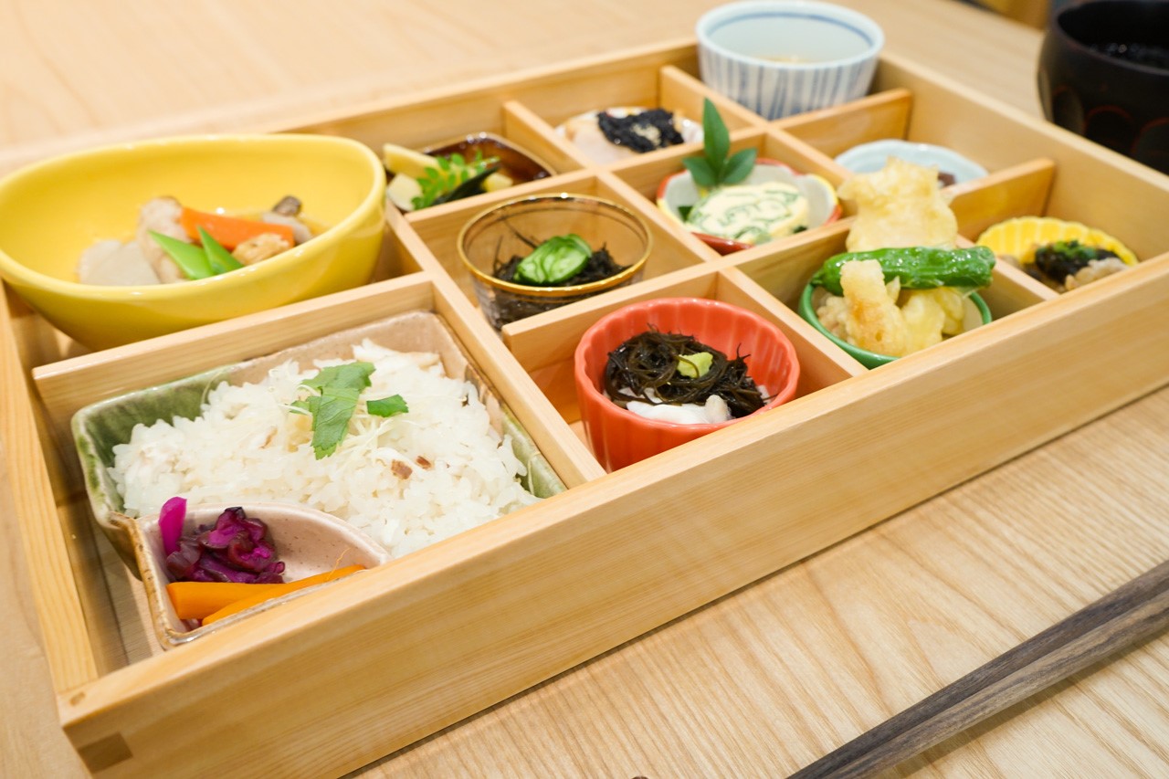 「もぞく」を使用した「笠島御膳」